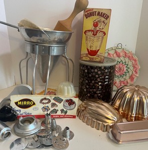lot 363 image: Vintage Good Mill and Mirro CookiePastry Decorator Kit and Molds