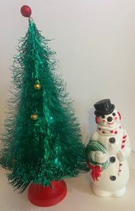 lot 369 image: Vintage Tinsel Tree and Snowman Blow Mold