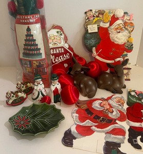 lot 370 image: Vintage Macrame Christmas Tree Wall Hanging NIP and Vintage Decor