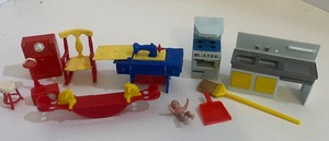 lot 374 image: Vintage RENWAL Dollhouse Furniture Lot