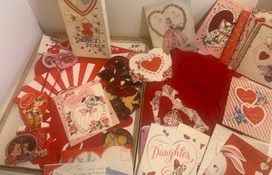 lot 390 image: Valentine Lot Vintage Cards and Decor