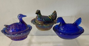 lot 354 image: Three Carnival Glass Mini Nesting Hens