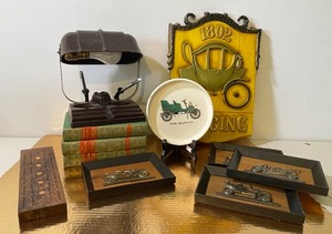 lot 397 image: Mens Desk LOT Cars, Cribbage and Bakelite Bankers Lamp