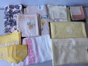 lot 411 image: Vintage Table Linens