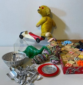 lot 420 image: Vintage Toy LOT Blocks, plates and Utencils