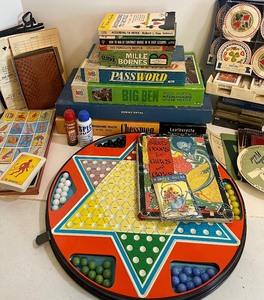 lot 434 image: Vintage Tin Chinese Checkers with marbles and Vintage Game Lot