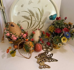 lot 484 image: MCM Tray Side Table Wheat Design with Tripod base, Vintage Handmade Beehives, Lucite Flowers