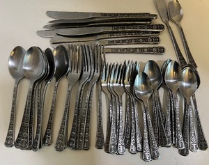 lot 85 image: Interpur Florez Petal Flatware 49 Piece Set