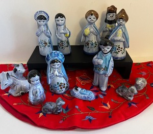 lot 93 image: Tonala Mexican Pottery Nativity Creche 14 piece and small tree skirt