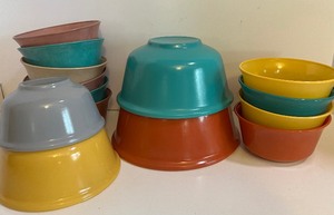 lot 208 image: Vintage Hazel Atlas Nesting Bowls and Cereal Bowls
