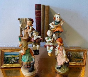 lot 520 image: Vintage Japan Figurines and Book LOT