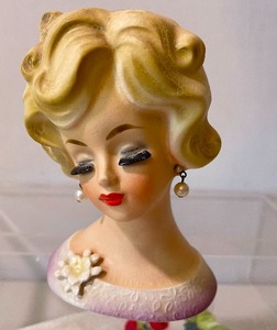 lot 525 image: Vintage Parma Lady head Vase and Vintage Linens