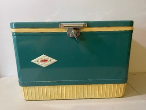 lot 560 image: Vintage Turquoise Coleman Brand Metal Cooler