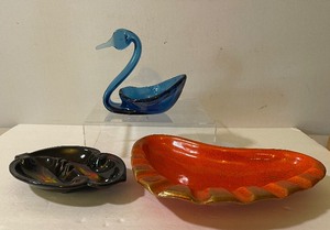 lot 555 image: Blue Grass Swan and Vintage Mid Century Ceramic Ashtrays