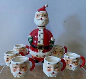lot 552 image: Vintage Lefton China Santa Claus Decanter and Six Mini Head Mugs Marked Japan