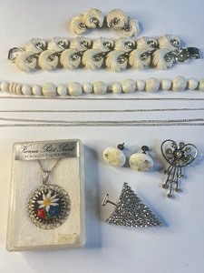 lot 431 image: Art Deco Rhinestone Christmas Tree Pin, Shooting Star Rhinestone Pin Lisner Bracelet and Earring Set Bohemian Glass Set