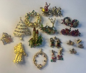 lot 445 image: Vintage Christmas Brooches Pins and Earrings
