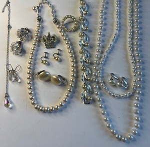 lot 537 image: Lot of Vintage Costume Jewelry Pearls Laguna, Lisner 12 Pieces