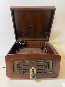 lot 458 image: Vintage 1940s Zenith Tube Radio and Record Player