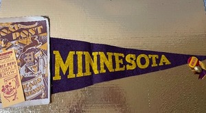 lot 476 image: Vintage College Football Memorabilia - 1940s MN Golden Gophers Felt Pennant
