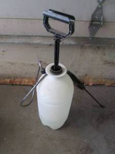lot 20 image: Manual pump lawn and garden sprayer...