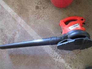 lot 23 image: Black and Decker electric Leaf Hog blower vac