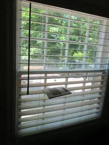 lot 48 image: Set of 4-assorted size push button Leveler Window blinds buyer responsible to bring tools to remove from structure