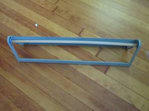 lot 49 image: Sturdy metal heavy paper rollerdispenser