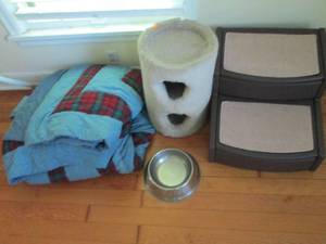 lot 57 image: Rubbermaid style pet steps, cat house and stainless steel dish