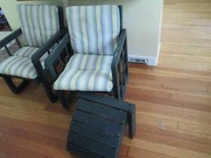 lot 64 image: 3pc Wood framed green patio chair set with removable padded cushions and Ottoman