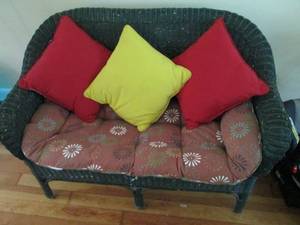 lot 65 image: Hunter Green Shabby Chic Wicker Rattan love seat with padded seat cushion and accent pillows