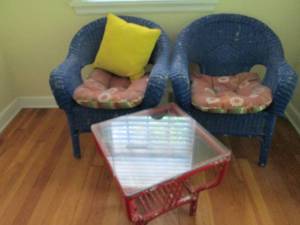 lot 68 image: Royal Blue Shabby Chic style Wicker Rattan patio chairs and red Wicker Rattan glass top side table