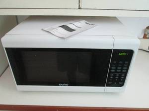 lot 72 image: Sanyo Digital countertop microwave