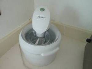 lot 76 image: Krups countertop ice cream maker...