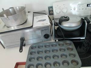 lot 77 image: Stainless steel spinning waffle maker, countertop pizza oven and assorted bakeware