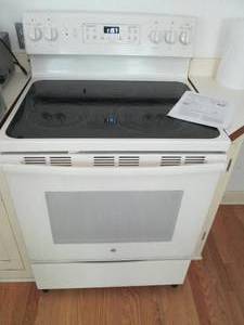 lot 3 image: Off-white GE Glass top 5-burner stove with self cleaning oven mode