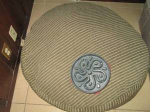 lot 93 image: Large pet bed with specialty feeding dish to reduce choking