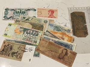 lot 200 image: Foreign Currency