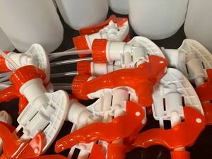 lot 60 image: Quart Spray Bottles