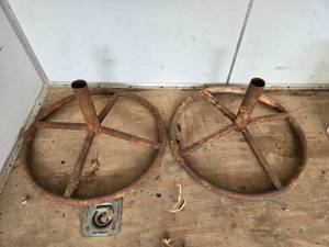 lot 36 image: Pair of Metal Stands