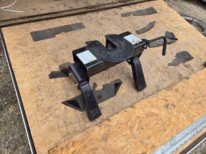 lot 41 image: Fifth Wheel Hitch - No Bed Rails