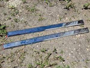 lot 72 image: Chrysler Chrome  Plastic Pieces