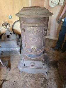 lot 98 image: U-SO-NA No. 118 Cast Iron Stove - Some parts are rusted out