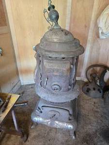lot 99 image: Hoosier Stove Company Cast Iron Stove - In need of repair