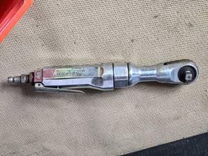 lot 142 image: Snap-on Blue Point AT700C Pneumatic Ratchet