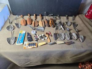 lot 154 image: Vintage Shoe Spreaders