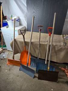 lot 260 image: Snow Shovels, Scrapers, Shovel - Well used
