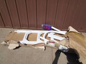 Poly resin & aluminum pool ladder. Looks new. As shown.