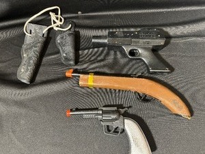 lot 65 image: Three Toy Guns