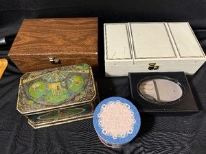 lot 75 image: Vintage Jewelry Boxes and Containers (6)